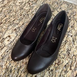 Flexi shoes  Size 9    Color: brown